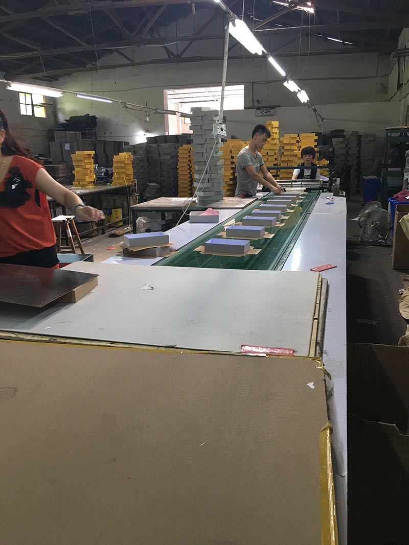 长沙彩盒包装印刷定制毅丰包装生产人员进行机器裱纸